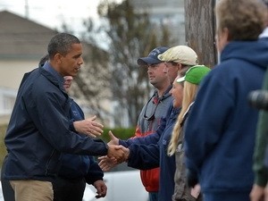 Tổng thống Barack Obama thăm nạn nhân bão Sandy tại khu trại tạm ở Brigantine. (Nguồn: AFP)